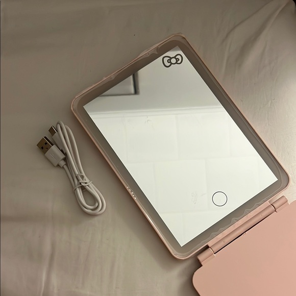 Hello Kitty LED Mirror - Picture 3 of 3